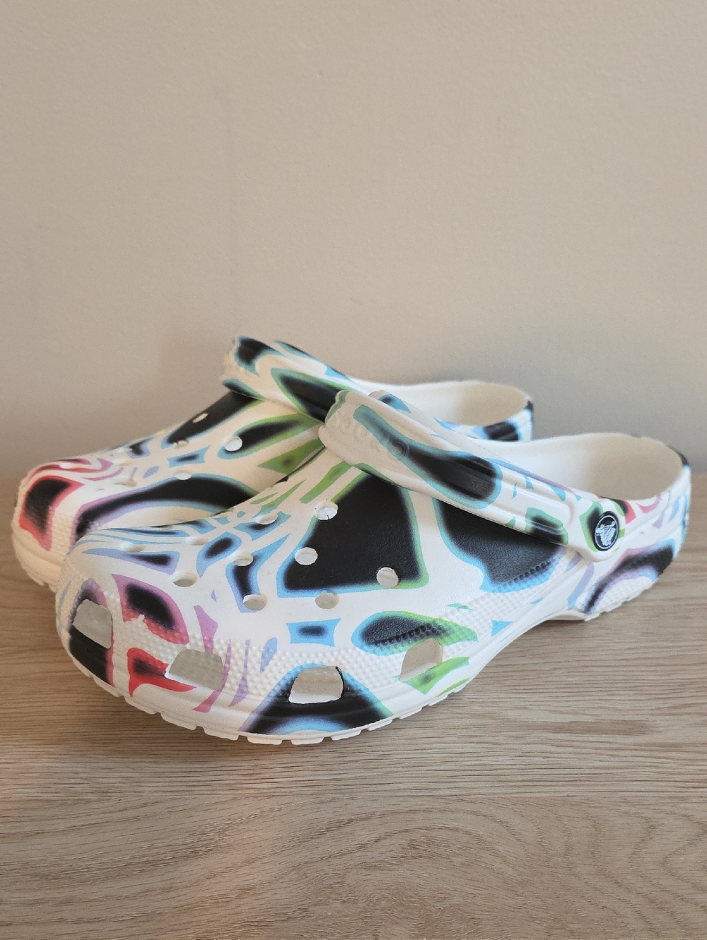 NEW CROCS Swirl Clog Mens Size 11 White Black Red Blue